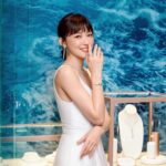 Yvonne Liang Instagram - 我喜歡海洋，海洋之於我有一種魔力， 而海洋代表著魅力、神秘，令人難以抗拒。💙 法國頂級珠寶FRED全新精品店， 打造了美麗優雅的藍調海洋氛圍， 在Diamond Towers盛大開幕！ 想像著穿越到法國蔚藍海岸旁， 美人魚成為了公主，🧜 搭配耀眼璀璨的珠寶， 與一片湛藍相互襯托出高貴優雅的氣質， 美麗的讓人目不轉睛。✨💍 @fredjewelry #FREDJewelry #FREDParis