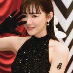 Yvonne Liang Instagram - 小時候看了數十遍奧黛麗赫本的「羅馬假期」， 第一次感受到黑白電影的魔幻魅力。🎼 紐約時尚品牌 alice olivia SOGO復興旗艦店盛大開幕， 這次驚喜重現紐約時裝周《黑白舞會》場景✨♟️🎲 復刻永恆經典，沈浸在優雅華麗的氛圍！ 穿上這套璀璨黑色連身褲，忍不住一直想要熱舞！💃🏻 alice olivia就像我的魔法衣櫃🪄， 陪伴我盡情呈現各個階段的女性魅力， 總是被服裝奔放大膽的配色、精緻的藝術圖樣吸引， 享受盛裝打扮、展現自信的時刻， 去成為想要嘗試成為的自己。👑 Style is who you are. @aliceandolivia @aliceandolivia_tw #黑白舞會 #EncourageSelfExpression