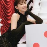 Yvonne Liang Instagram - 小時候看了數十遍奧黛麗赫本的「羅馬假期」， 第一次感受到黑白電影的魔幻魅力。🎼 紐約時尚品牌 alice olivia SOGO復興旗艦店盛大開幕， 這次驚喜重現紐約時裝周《黑白舞會》場景✨♟️🎲 復刻永恆經典，沈浸在優雅華麗的氛圍！ 穿上這套璀璨黑色連身褲，忍不住一直想要熱舞！💃🏻 alice olivia就像我的魔法衣櫃🪄， 陪伴我盡情呈現各個階段的女性魅力， 總是被服裝奔放大膽的配色、精緻的藝術圖樣吸引， 享受盛裝打扮、展現自信的時刻， 去成為想要嘗試成為的自己。👑 Style is who you are. @aliceandolivia @aliceandolivia_tw #黑白舞會 #EncourageSelfExpression