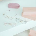 Yvonne Liang Instagram - 知性靈敏小姐姐上線。🤍👩🏻‍🦰 最吸引人的通常都是小細節，簡單的點綴，時而率真知性、時而甜美俏麗，在新年之初展現容光煥發的自信。🌼 JILLSTUART讓我在日常造型裡，增加有趣又新穎的樣貌✨戴起來輕巧舒適，眼鏡配件不僅豐富我們對於自己多變的想像，還有他人對我們顯露出來的氣質，所產生的信任與好印象。 多樣的精緻眼鏡款式，加上不同的色彩變化，在職場、學校、日常約會裡，綻放不一樣的自信面貌。 ▫️THE SENSUALIST 鈦金屬光學眼鏡系列，這次以美麗的「蝴蝶效應🦋」為年度主題，將蝴蝶的優美形態與微妙的漣漪波動，加入在眼鏡系列中，讓氣質與靈動展露於舉手投足之間。 三款不同的鏡腿設計，猶如蝴蝶羽化，破蛹而出的姿態，優美流暢的線條，象徵著蛻變、轉化的美意。 還有一個很有趣的角度，從心理學上來說，小巧、纖細的細框眼鏡，會給人精緻、內斂的感受，玫瑰金與桃粉的色調，也會不自覺地散發女性的溫柔與知性。🌸 我最喜歡Charis🤍果凍般的嫩粉色，是今年流行的時尚單品「透明眼鏡」，為各種妝容、穿搭加上一股靈動率真的氣息！🧚🏼‍♀️ JILLSTUART純真性感的美學， 展現女性的靈動之美💫， 在相信與盼望之間，逐漸蛻變出更新的自我。 「For Yourself and No One Else.」 #JILLSTUARTEyewear #JILLSTUART #ThroughMyJSEyewear #Glasses