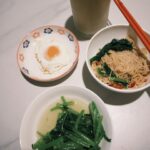 Yvonne Liang Instagram - · 💭養精蓄銳的日子，想到之後的新挑戰又迫不及待。 💭使用腦力與判斷力再加一點勇氣的高峰。 💭和純淨氣質的人在一起都會有種被淨化的感覺。 💭為有時瘋魔的自律感到滿意。 💭最近做了很多不可思議的夢，夢境應該就是人生的另一個平行時空吧。 💭僅僅是一個眼神，就覺得足夠浪漫。 💭家裡來了綠繡眼朋朋築巢： 『動物似乎有預知的本能，懂得遠離災害，鳥類會往磁場較好的位置聚集，找尋美好安全的地方來築巢，以繁衍後代。「鳥」雖為禽，意象為鳳，有鳳來儀是件喜事，牠們把窩安在哪裡，就表示此地的風水、氣場都非常好。』 💭週六有檳城玩很大500集，烈陽溼汗，與熱情的我們。