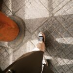 Yvonne Liang Instagram - 京都漫步🍂🍵🍁 被飛行、旅遊、拍攝工作塞滿的四月， 都是我想去的地方、想接的工作， 也算心想事成的一個月吧。 長大後的我們一起出國旅行， 彼此照顧、互相包容， 嘮叨著東西帶齊了沒？ 起床了沒？一起叫醒還在賴床的我哥， 討論著今天要去哪裡玩？ 那樣的感覺，像小時候， 其實挺好的，是幸福的。 電力已耗盡，可以立刻躺平睡著， 晚安，還是那麼清幽舒適的京都🤎 #familytrip #Osaka #kyoto