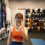 Yvonne Liang Instagram - 🦋富養自己的同時也能嚴以律己。 該享受的時候，我總大大方方的富養自己， 譬如想出國就出國、放縱的大吃大喝， 或者日常裡做做保養、精油按摩， 懶在沙發上吃著鹹酥雞， 不想運動就是不想運動， 日日大餐宵夜沒在克制。 但是當自律意識的雷達響起， 我會拿起大聲公對著自己所有的慾望， 大喊一路縱隊！將懶懶蟲跟貪吃鬼抓去坐冷板凳， 卯起來運動、打拳、跳繩、戒糖、健康飲食。 能夠釋放慾望也能控制慾望， 是我最喜歡的狀態， 能享受生活的一切放縱， 也能在必要的時候嚴以律己， 永遠把天秤拉回平衡。 實行過好幾次這樣的循環後， 有一個重點是： 要偶爾放風、吃些會讓心情好的東西犒賞自己， 不然胖胖肉還沒被你逼瘦，先把自己逼瘋， 有點獎勵感，才會有堅持下去的動力， 任何事情過度極端痛苦都會失衡。 然後紀錄自己的體態變化， 不用跟別人比，跟自己比就好。 共勉共勉🤾🏻‍♂️🙌🏻