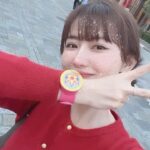 Yvonne Liang Instagram - 玩到變成瘋婆子。🍄🎢🤹🏻 二訪大阪環球！ 竟然待了整整12個小時🌝（中間還一度在餐廳睡著） 最後大魔王是360度大迴轉的飛天翼龍， 但因為我哥哥是雲霄飛車重度狂魔者， 身為一個貼心的妹妹， 勢必要硬著頭皮，一邊喊我會怕啦一邊乖乖排隊， 一坐上位置，面臨雙腳懸空的驚嚇， 直接哭出來🥲 旁邊的日本妹妹和弟弟還一臉同情的對我說： 「甘巴爹餒💪🏻🥹」（至於嗎） 但以我懼高又偏膽小的性格來說， 其實真的沒那麼可怕！ 恐懼都是自己想像出來的，至理名言。 剛下來一頭亂髮，眼角的淚都還沒乾， 就問大家：要不要再玩第二次？（嚴重被虐） Btw任天堂世界真的好壯觀好可愛。🍄 #大阪環球影城 #超級任天堂世界 #侏羅紀公園 #飛天翼龍 #大白鯊 #以上必玩