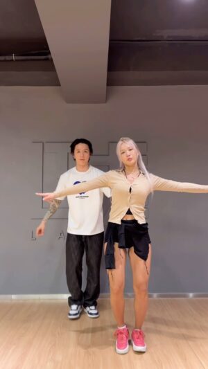 ZSun Instagram - 결국 배운 안무는 하지 못했다..🤣
With @zsunbless