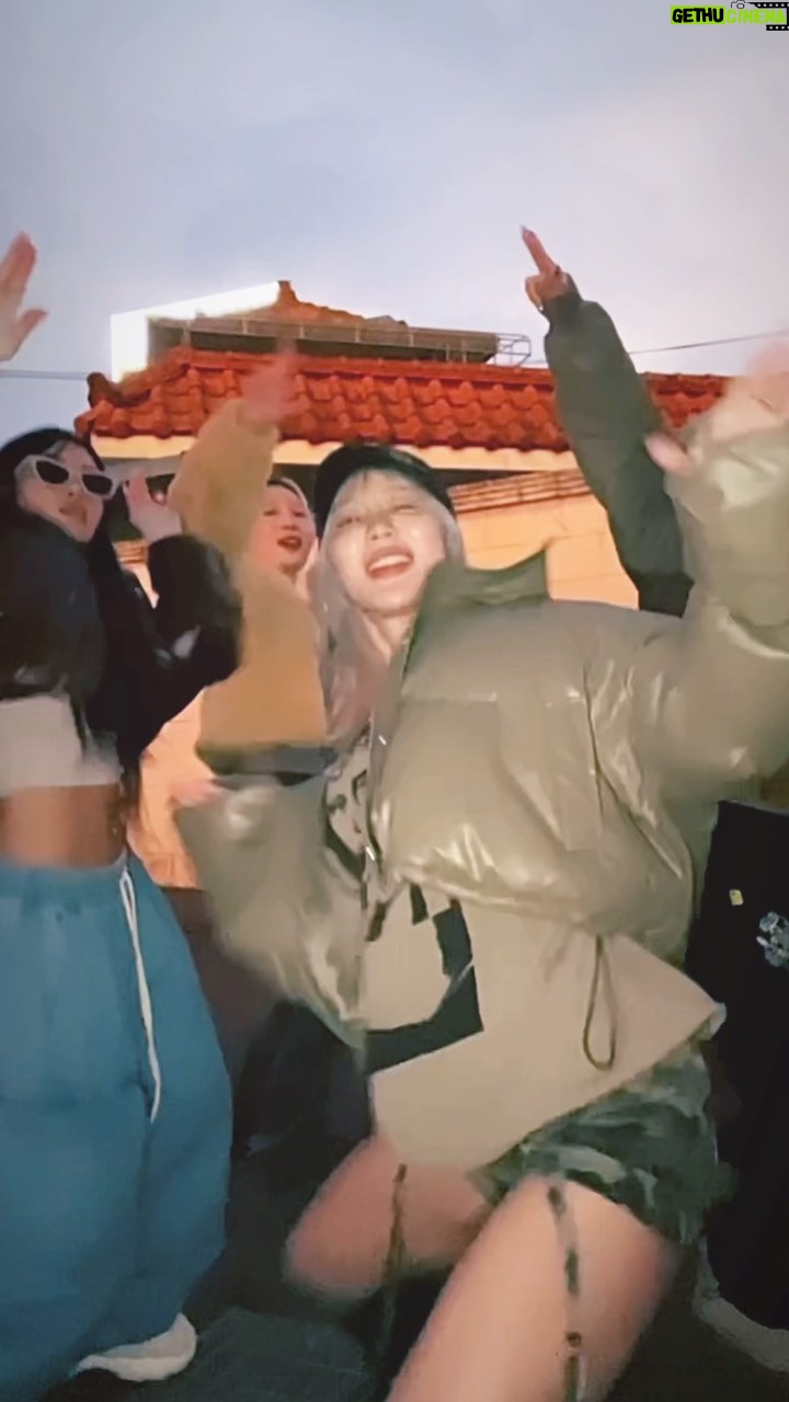 ZSun - 4.7K Likes - 𝑌𝑒𝑎ℎ~𝑦𝑒𝑎ℎ ♪ ✌︎(‘ω’)✌︎
@cocanbutter_official
💛