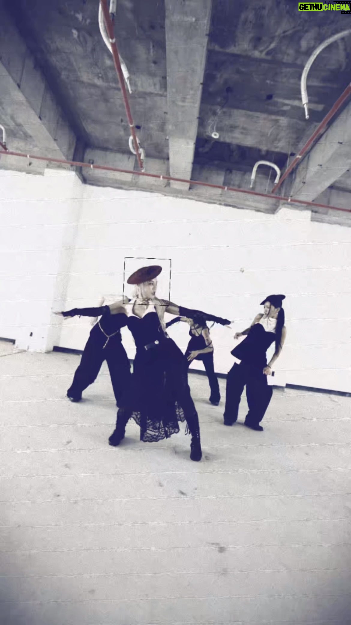 ZSun - 2.8K Likes - ’Armageddon‘@aespa_official CCBT ver.
Choreography, Edited by @zsunbless
Filmed by @mld_official
J가 P화 됐을 때 생기는 일
1.공연 끝냄
2.의상이 아까워짐
3.릴스라도 찍자고 함
4.무슨 노래로 하지?
5.’아마겟돈‘ 이랑 어울릴 것 같음
6.생각보다 안무가 잘 나오기 시작함
7. 2시간 이내 끝냄
8.회사공터가서 갑자기 찍음
9.결과물은 미니 프로모션이 되버림
10.폰으로 셀프편집까지 들어감
결론은 릴스찍으려다 미니 프로모를 찍어버렸다😂
@cocanbutter_official
#Cocanbutter #코카앤버터