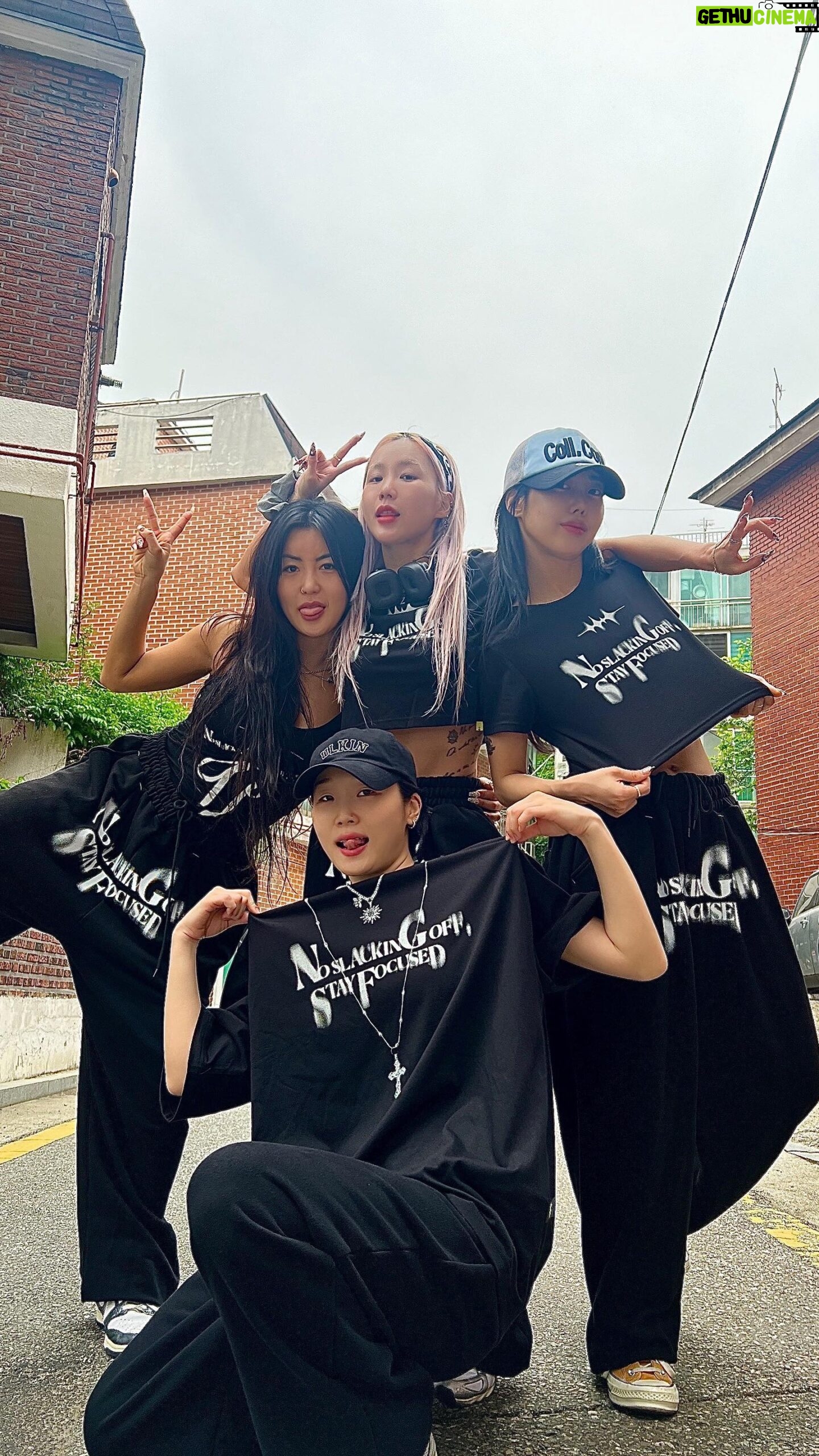 ZSun - 2.9K Likes - @holynumber7_street 🖤
올 여름 코카랑 커플룩 가즈아🤪