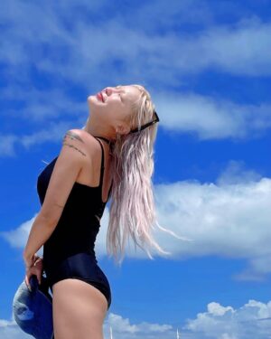 ZSun Instagram - 🧜‍♀️💘🌊 #Happiness 
행복 그 자체. 즐겨. 꺄륵.