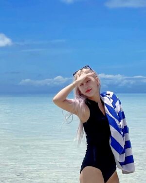 ZSun Instagram - 🧜‍♀️💘🌊 #Happiness 
행복 그 자체. 즐겨. 꺄륵.