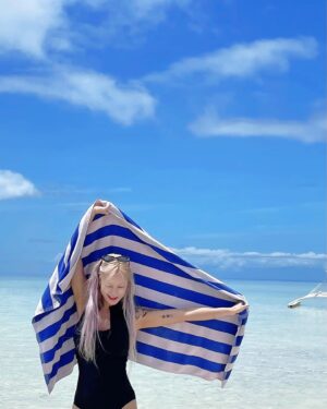 ZSun Instagram - 🧜‍♀️💘🌊 #Happiness 
행복 그 자체. 즐겨. 꺄륵.