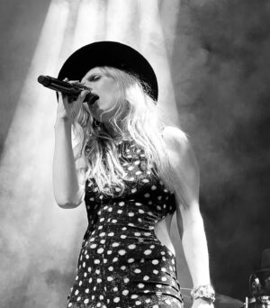 ZZ Ward Instagram - My heart is so full!!!!! Of Dirty Shine🤗🤗🤗the love I feel from you guys is on another level, I’m so happy to share this new album with you and connect with you at these shows on the one hell of a night tour!! It’s been so amazing hearing your stories and how you’ve connected with my music and the tattoos y’all?!? 🤯🤯🤯literally blow my mind!!! So much love!!! Let’s go dirty shine!!💪🏻⭐️🔥