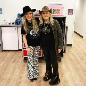 ZZ Ward Instagram - Had a great time opening up for the incredible @melissa_etheridge this summer.!! Not only is Melissa amazing on the stage, she is equally as cool and amazing off the stage!! Thank you for having me on your stage Queen👑🤘🎸 make sure you grab tickets to the One Hell Of A Night Tour this fall!! Big things coming this Friday fam!!!!! #dirtyshine