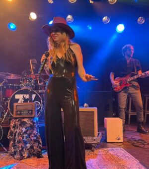 ZZ Ward Instagram - My heart is so full!!!!! Of Dirty Shine🤗🤗🤗the love I feel from you guys is on another level, I’m so happy to share this new album with you and connect with you at these shows on the one hell of a night tour!! It’s been so amazing hearing your stories and how you’ve connected with my music and the tattoos y’all?!? 🤯🤯🤯literally blow my mind!!! So much love!!! Let’s go dirty shine!!💪🏻⭐️🔥