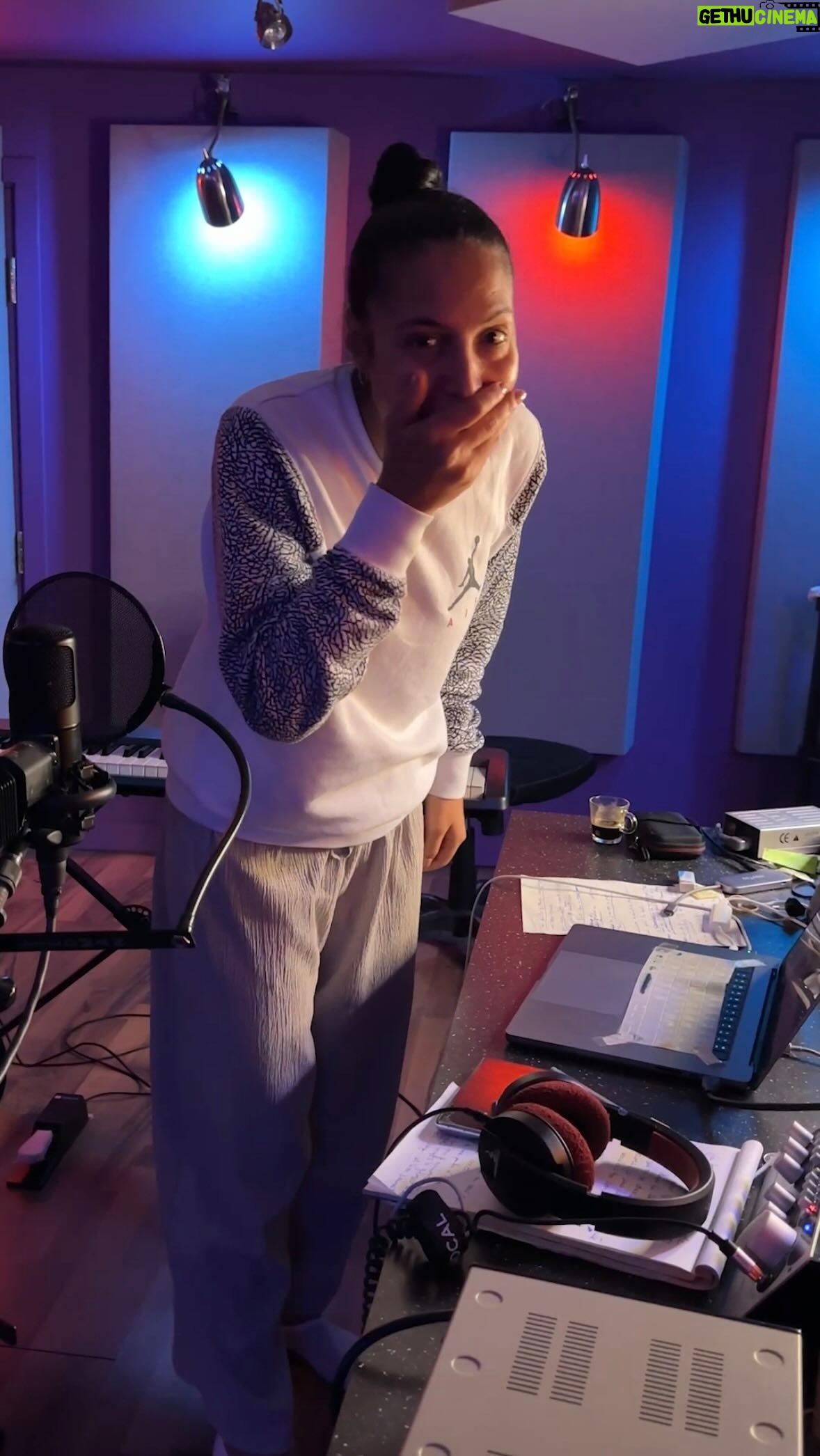 Zaho Instagram - POV : quand j’enregistre “si on s’aimait” pour l’album de @zamdane #sionsaimait #solsad #zaho #zamdane