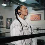 Zaho Instagram - Déjà 1M de vues 🔥🔥🔥 #Fana @jador_adevarat x @zahonline x @guaynaa 💄 @manoncana 🪡 @barbaraikkache 📸 @omarsehilll 🎥 @alancohzn 🎞️ @nowayclip 🏟️ @sweatboxing