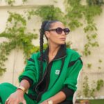 Zaho Instagram - Soleil, verdure… il manque plus que la mer pour être au top ! Bon week-end à tous 💚😎