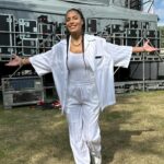 Zaho Instagram - Quel kiff de vous retrouver, de vous entendre chanter tous les titres à chaque fois ! Il est temps d’en sortir un nouveau non ? 🤭⏳ #show #festival #concerts #coulisses