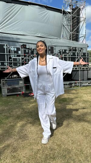 Zaho Instagram - Quel kiff de vous retrouver, de vous entendre chanter tous les titres à chaque fois ! Il est temps d’en sortir un nouveau non ? 🤭⏳

#show #festival #concerts #coulisses