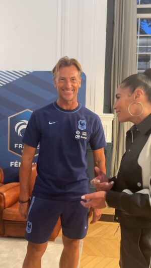 Zaho Instagram - Petite surprise à l’équipe de France féminine de foot. Que des bonnes vibes avant le Mondial. Bonne Coupe du Monde !!! 

#YoMama #FifaWWC