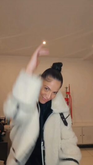 Zaho Instagram - Choré Fana Challenge ! Qui dit mieux ? 
#FANA @jador_adevarat @guaynaa