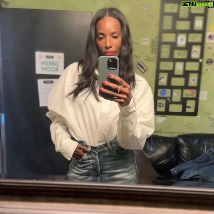 Zainab Johnson Instagram - Green room Z βΊοΈ THANK YOU to Everyone that came out to see me @flapperscomedy last night!!! π€ ποΈποΈποΈ π in bio May 15th - Portland, OR @heliumcomedypdx May 23-26 - Jacksonville, FL @comedyzonejax June 13-14 - Nashville, TN @zaniesnashville June 21-22 - San Francisco, CA @cobbscomedyclub July 18 - Columbus, OH @columbusfunnybone July 19-20 - Cleveland, OH @clevelandfunnybone July 24 - Los Angeles @hollywoodimprov August 22-24 - Chicago, IL @zanieschicago September 13-14 - Bloomington, IN @comedyattic September 19-21 - Washington, DC @dccomedyloft Sept 27-28 St. Paul, MN @laughcampopenmic October 17-19 Philadelphia, PA @punchlinephilly october 25-26 Detroit, MI @houseofcomedydet November 19-23 London, UK (tix will be announced soon) π: @xolanibeauty