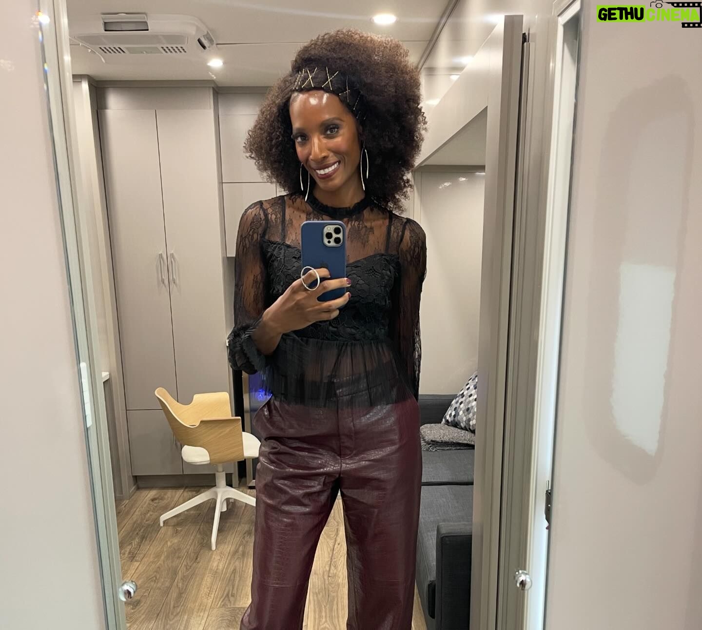 Zainab Johnson Instagram - Aleesha’s gorgeous makeup and hair looks for @uploadonprime Season 3 were done by the very talented @gentille6 and @kaayrosee.xo 💐 💐💐 You can binge all 3 season right now only on @primevideo and while you’re there check out my first one hour comedy special ‘Hijabs Off’ 🙌🏾