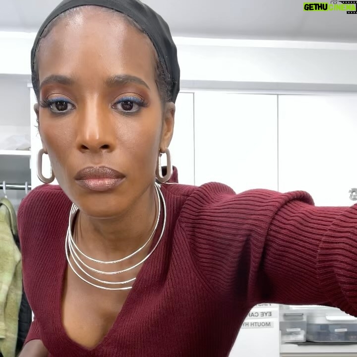 Zainab Johnson Instagram - Aleesha’s gorgeous makeup and hair looks for @uploadonprime Season 3 were done by the very talented @gentille6 and @kaayrosee.xo 💐 💐💐 You can binge all 3 season right now only on @primevideo and while you’re there check out my first one hour comedy special ‘Hijabs Off’ 🙌🏾