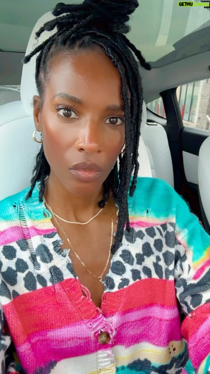 Zainab Johnson - 9.3K Likes - Help me end this #debate is it curb or curve???