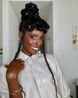 Zainab Johnson Instagram - The way Araxi and Shannon turned me into an African Goddess this morning for some more press for my special 🙌🏾🙌🏾🙌🏾

 “HIJABS OFF” available NOW only on @primevideo 

💇🏾‍♀️ styled by: @iamaraxilindsey 
💄: @shannonpezzetta 

#hijabsoff #comedian #zainabjohnson #zainabjohnsonhijabsoff
