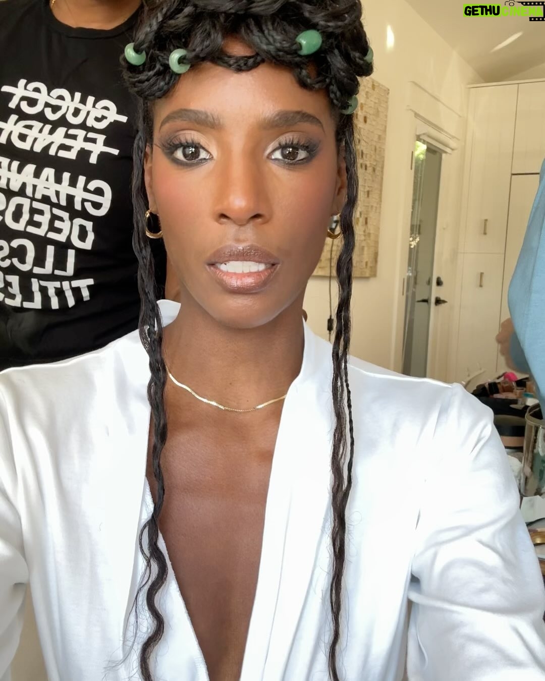 Zainab Johnson - 11K Likes - The way Araxi and Shannon turned me into an African Goddess this morning for some more press for my special 🙌🏾🙌🏾🙌🏾
“HIJABS OFF” available NOW only on @primevideo
💇🏾♀️ styled by: @iamaraxilindsey
💄: @shannonpezzetta
#hijabsoff #comedian #zainabjohnson #zainabjohnsonhijabsoff