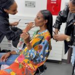 Zainab Johnson Instagram - I made sure to keep all the moments that weren’t “perfect” in the special because I really love the unplanned parts of my show. This is why I always encourage people to come see me live. “Hijabs Off” streaming RIGHT NOW!!! Only on @primevideo 💄: @delinamedhin 💇🏾‍♀️: @kaayrosee.xo #bts #hijabsoff #comedy #standup #funny #hair #silkpress #zainabjohnsonhijabsoff #zainabjohnson #idontowncopyrightstothemusic