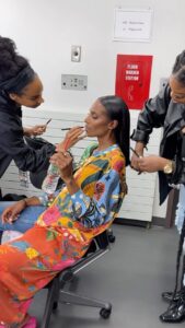 Zainab Johnson Instagram - I made sure to keep all the moments that weren’t “perfect” in the special because I really love the unplanned parts of my show. This is why I always encourage people to come see me live. “Hijabs Off” streaming RIGHT NOW!!! Only on @primevideo 💄: @delinamedhin 💇🏾‍♀️: @kaayrosee.xo #bts #hijabsoff #comedy #standup #funny #hair #silkpress #zainabjohnsonhijabsoff #zainabjohnson #idontowncopyrightstothemusic