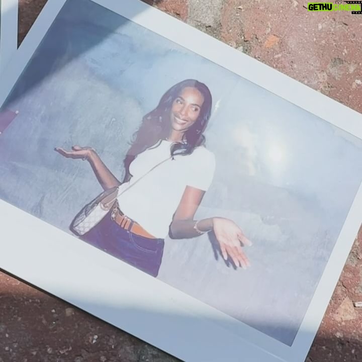 Zainab Johnson Instagram - @justoffthesix made me want to get a @polaroid ๐ Come see me LIVE! Ticket link in bio. April 24th - Burbank, CA @flapperscomedy May 15th - Portland, OR @heliumcomedypdx May 23-26 - Jacksonville, FL @comedyzonejax June 13-14 - Nashville, TN @zaniesnashville June 21-22 - San Francisco, CA @cobbscomedyclub July 18 - Columbus, OH @columbusfunnybone July 19-20 - Cleveland, OH @clevelandfunnybone August 22-24 - Chicago, IL @zanieschicago September 13-14 - Bloomington, IN @comedyattic September 19-21 - Washington, DC @dccomedyloft Sept 27-28 St. Paul, MN October 17-19 Philadelphia, PA @punchlinephilly october 25-26 Detroit, MI @houseofcomedydet November 19-23 London, UK (tix will be announced soon) #funny #standup #comedy #fashion #tour #jokes #chicago #sanfrancisco #jax #duval #cleveland #nashville #portland #columbus #london #bloomington