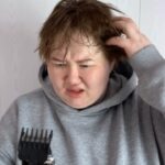Zarina Golubtsova Instagram - Ребята вы все знаете что у меня очень кучерявые волосы и это одна из причин почему я так коротко стриглась, но я решила отращивать волосы и это полный кошмар я столько тратила времени чтобы хотя бы чуть чуть привести их в приличный вид и была уже на грани чтобы снова обстричь. Но благодаря прекрасной Екатерине @bbtchva мастеру по кератиновому выпрямлению этого делать не пришлось🙏🏼Теперь мои горе волосы после мытья и сушки готовы к выходу в свет 👏🏼😍🫠Катюшка дорогая спасибо тебе за это и за теплый прием который ты устроила нам с бабулей 😃❤️Ты классная и добрая) Уверенна что нашла мастера себе на постоянку🥰❤️👌🏼