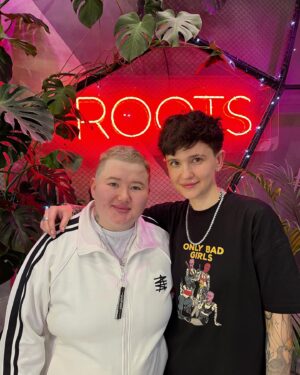 Zarina Golubtsova Instagram - Я очень рада что попала именно к этому мастеру @shevchenkoblck 

Я честно сомневалась на счет цвета (пойдет или не пойдет), но она с уверенностью сказала ДА! И была абсолютно права😍

В Новый год, новая я❤️🎄🎁
