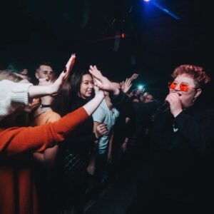 Zarina Golubtsova Instagram - Как вы уже поняли я редко обновляю ленту инстаграмма и снимаю сторис..Я не блогер и не хочу им быть ,этим человеком который снимает себя с самого утра и до ночи .Мне говорят подписчикам интересно следить за тобой  снимай о себе все подряд .а я не всегда подряд такая хорошая ,добрая и веселая где шучу постоянно ..не всегда ...может разочаруй вас ,но я плакса ,я обидчивая рева-корова ..Меня когда в комментариях обижают я не отвечаю, типо мимо пропустила а сама реву ,неприятно ,ну толстенькая ,я же не мешаю никому из за этого чужие жизни не портятся ,только мне сложнее .Почему такие злые бывают..Я люблю людей ,они все такие разные такие интересные ,смеются по разному и грустят по разным причинам )Любимые ,худые вы или толстенькие ,обеспеченные вы или с трудностями ,добрые или злюки ,всех нас объединяет одно ЛЮБОВЬ! 
Какое самое важное для вас качество в человек?