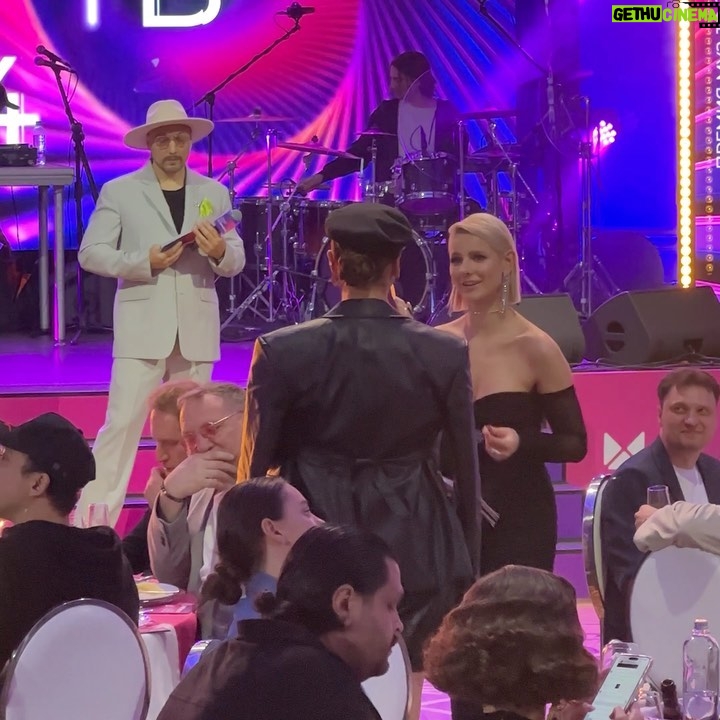 Zarina Golubtsova Instagram - Гала ужин на @muztv это было феерично 🦋