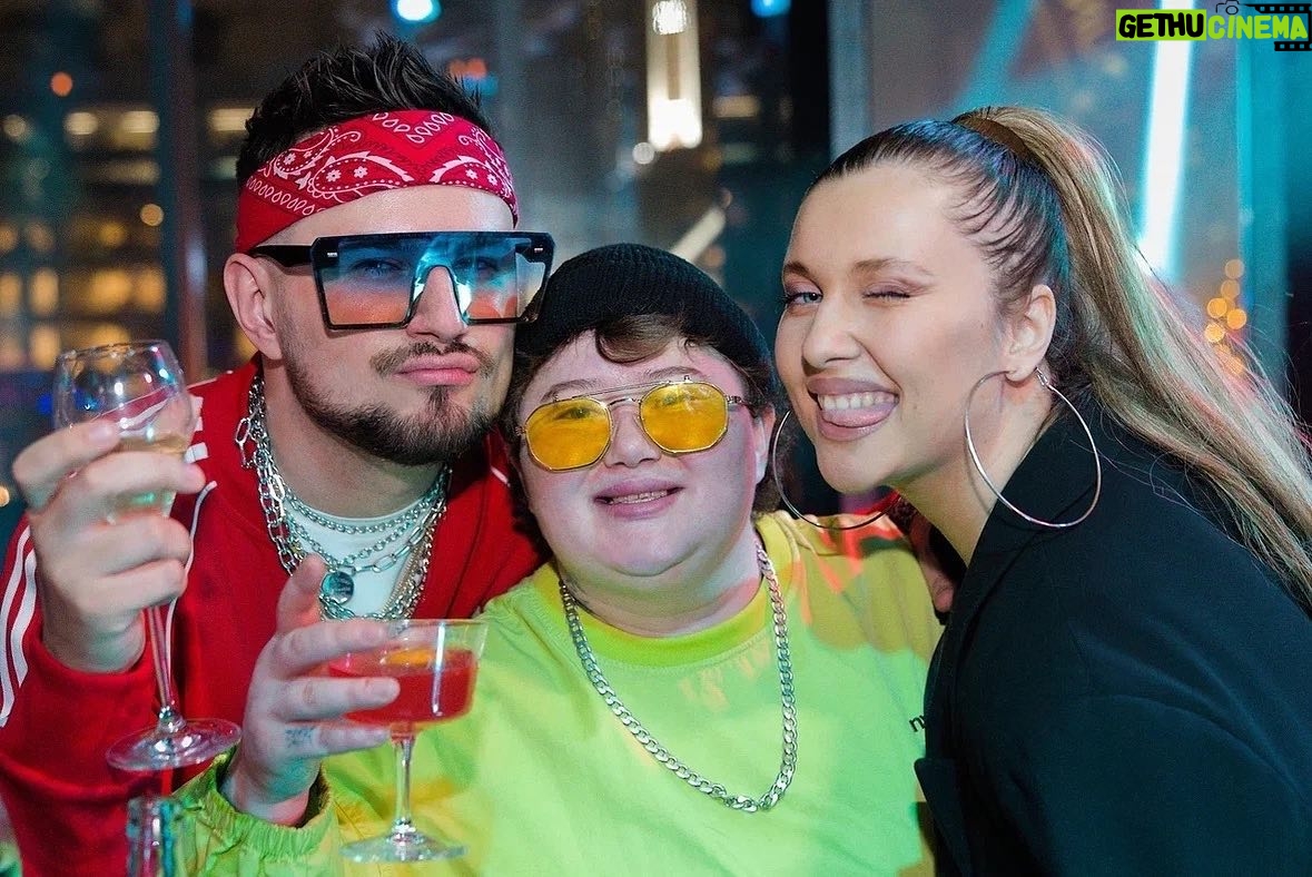 Zarina Golubtsova Instagram - Когда корпоратив закончился, а настроение осталось🥂🥳 С моими звездовыми звёздами💫💛 @zarinaigibaeva @rishababykina ✨