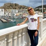 Zeta Douka Instagram - 24 ώρες στην Κάρπαθο! Ένα ταξίδι- αστραπή για καλό σκοπό, αφού έγινε κατόπιν πρωτοβουλίας και πρόσκλησης του συλλόγου γονέων του Γυμνασίου Πηγαδίων Καρπάθου στην @anasa.com.gr , προκειμένου να πραγματοποιηθεί εκδήλωση πρόληψης και ενημέρωσης στους μαθητές/ εκπαιδευτικούς/γονείς για τις Διαταραχές Πρόσληψης Τροφής. Ταξιδέψαμε λοιπόν , παρέα με δυο μέλη της κλινικής ομάδας του Κέντρου Ημερας Ανασα , την ψυχολόγο Χρύσα Δασκαλάκη και την διατροφολόγο Ραφαέλα Μακρή για να συναντήσουμε τα απίθανα παιδιά του Γυμνασίου και του Δημοτικού Σχολείου και τους καταπληκτικούς γονείς και δασκάλους τους και να γίνουμε εν τελει όλοι μια μεγάλη, ζωηρή και γεμάτη όρεξη για επικοινωνία παρέα. Δεν θα σας πω πόσο εντυπωσιάστηκα από το νησί, γιατί δεν πρόλαβα να το δω ( σχεδιάζω να το κάνω μέσα στον Ιούλιο και να διαμείνω και πάλι στο καταπληκτικό @arcusluxurysuiteskarpathos του Γιάννη Παπαγιάννη). Εντυπωσιάστηκα όμως από την ευγένεια , τη γενναιοδωρία και το νοιάξιμο για προσφορά των ανθρώπων στον τόπο τους. Ιδιαιτέρως των δραστήριων και αεικίνητων γυναικών (γονέων, εκπαιδευτικών , της Παιδιάτρου του νησιού) που ενδιαφέρονται επί της ουσίας για τα παιδιά και διαρκώς γυρεύουν να τους προσφέρουν περισσότερη γνώση και ερεθίσματα. Συγκινήθηκα και δε σταμάτησα να τις συγχαίρω! Εις το επανιδείν λοιπόν. Έχουμε να κάνουμε πολλά μαζί στο μέλλον 😜 #anasa #ngo #eatingdisorders #awareness #karpathos