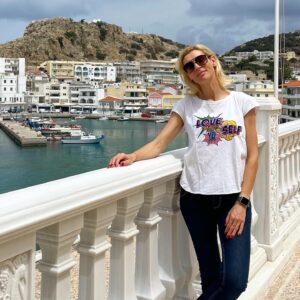 Zeta Douka Instagram - 24 ώρες στην Κάρπαθο! 
Ένα ταξίδι- αστραπή για καλό σκοπό, αφού έγινε κατόπιν πρωτοβουλίας και πρόσκλησης του συλλόγου γονέων του Γυμνασίου Πηγαδίων Καρπάθου στην @anasa.com.gr , προκειμένου να πραγματοποιηθεί εκδήλωση πρόληψης και ενημέρωσης στους μαθητές/ εκπαιδευτικούς/γονείς για τις Διαταραχές Πρόσληψης Τροφής. 
Ταξιδέψαμε λοιπόν , παρέα με δυο μέλη της κλινικής ομάδας του Κέντρου Ημερας Ανασα , την ψυχολόγο Χρύσα Δασκαλάκη και την διατροφολόγο Ραφαέλα Μακρή για να συναντήσουμε τα απίθανα παιδιά του Γυμνασίου και του Δημοτικού Σχολείου και τους καταπληκτικούς γονείς και δασκάλους τους και να γίνουμε εν τελει όλοι μια μεγάλη, ζωηρή και γεμάτη όρεξη για επικοινωνία παρέα. 

Δεν θα σας πω πόσο εντυπωσιάστηκα από το νησί, γιατί δεν πρόλαβα να το δω ( σχεδιάζω να το κάνω μέσα στον Ιούλιο και να διαμείνω και πάλι στο καταπληκτικό @arcusluxurysuiteskarpathos του Γιάννη Παπαγιάννη). 
Εντυπωσιάστηκα όμως από την ευγένεια , τη γενναιοδωρία και το νοιάξιμο για προσφορά των ανθρώπων στον τόπο τους. 
Ιδιαιτέρως των δραστήριων και αεικίνητων γυναικών (γονέων, εκπαιδευτικών , της Παιδιάτρου του νησιού) που ενδιαφέρονται επί της ουσίας για τα παιδιά και διαρκώς γυρεύουν να τους προσφέρουν περισσότερη γνώση και ερεθίσματα. 
Συγκινήθηκα και δε σταμάτησα να τις συγχαίρω! 

Εις το επανιδείν λοιπόν. Έχουμε να κάνουμε πολλά μαζί στο μέλλον 😜

#anasa #ngo #eatingdisorders #awareness #karpathos