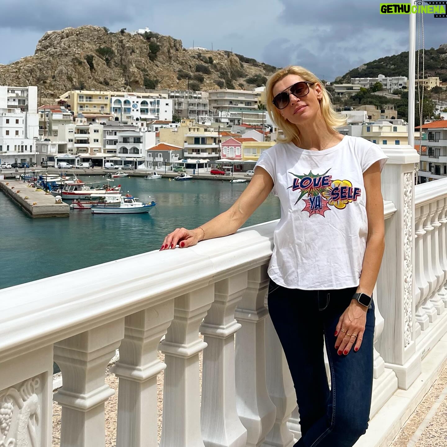 Zeta Douka - 3 Likes - 24 ώρες στην Κάρπαθο!
Ένα ταξίδι- αστραπή για καλό σκοπό, αφού έγινε κατόπιν πρωτοβουλίας και πρόσκλησης του συλλόγου γονέων του Γυμνασίου Πηγαδίων Καρπάθου στην @anasa.com.gr , προκειμένου να πραγματοποιηθεί εκδήλωση πρόληψης και ενημέρωσης στους μαθητές/ εκπαιδευτικούς/γονείς για τις Διαταραχές Πρόσληψης Τροφής.
Ταξιδέψαμε λοιπόν , παρέα με δυο μέλη της κλινικής ομάδας του Κέντρου Ημερας Ανασα , την ψυχολόγο Χρύσα Δασκαλάκη και την διατροφολόγο Ραφαέλα Μακρή για να συναντήσουμε τα απίθανα παιδιά του Γυμνασίου και του Δημοτικού Σχολείου και τους καταπληκτικούς γονείς και δασκάλους τους και να γίνουμε εν τελει όλοι μια μεγάλη, ζωηρή και γεμάτη όρεξη για επικοινωνία παρέα.
Δεν θα σας πω πόσο εντυπωσιάστηκα από το νησί, γιατί δεν πρόλαβα να το δω ( σχεδιάζω να το κάνω μέσα στον Ιούλιο και να διαμείνω και πάλι στο καταπληκτικό @arcusluxurysuiteskarpathos του Γιάννη Παπαγιάννη).
Εντυπωσιάστηκα όμως από την ευγένεια , τη γενναιοδωρία και το νοιάξιμο για προσφορά των ανθρώπων στον τόπο τους.
Ιδιαιτέρως των δραστήριων και αεικίνητων γυναικών (γονέων, εκπαιδευτικών , της Παιδιάτρου του νησιού) που ενδιαφέρονται επί της ουσίας για τα παιδιά και διαρκώς γυρεύουν να τους προσφέρουν περισσότερη γνώση και ερεθίσματα.
Συγκινήθηκα και δε σταμάτησα να τις συγχαίρω!
Εις το επανιδείν λοιπόν. Έχουμε να κάνουμε πολλά μαζί στο μέλλον 😜
#anasa #ngo #eatingdisorders #awareness #karpathos