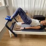 Zeta Douka Instagram - Μετά από 3 εβδομάδες (σχεδόν) αποχή και 2 εβδομάδες φυσικοθεραπεία , επανέρχομαι περιχαρής στο Pilates. Οι τραυματισμοί μας θέλουν προσοχή, χρόνο και σωστή καθοδήγηση προκειμένου να θεραπευτούν και μέρος της θεραπείας είναι η κίνηση και η ενδυνάμωση. Για την ακρίβεια, είναι το σπουδαιότερο στάδιο , ιδίως όσο μεγαλώνουμε που έτσι κι αλλιώς η αποκατάσταση γίνεται δυσκολότερη. Το ξέρω ότι στην αρχή ειναι σαν να μην ακολουθεί το σώμα, σαν να έχει ξεχάσει αυτά που ήξερε. Όμως επανέρχεται γρήγορα και αν το «ακούσουμε» προσεκτικά κατά τη διάρκεια, η άσκηση γίνεται ασφαλής κι εποικοδομητική. Επαναλαμβάνω, ΠΑΝΤΑ με σωστή καθοδήγηση από τους -ειδικούς- γιατρούς, φυσικοθεραπευτές, γυμναστές κλπ. Για την ιστορία, το Pilates είναι από τις πλέον ασφαλείς μεθόδους γυμναστικης - έτσι κι αλλιώς δημιουργήθηκε για αποκατάσταση κι ευτυχώς συνεχίζει να θριαμβεύει. Pilates instructor @eleni.sof #pilates #pilatesreformer #sprainedankle #rehabilitation #exercise