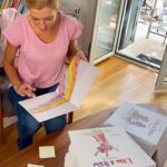 Zeta Douka Instagram - Χίλια χρώματα σου δίνω για να φτιάξουμε έναν κόσμο μαγικό. Έναν κόσμο που ξυπνάει Έναν κόσμο που γελάει Και σου λέει όπως εγώ Σε θαυμάζω , σ´αγαπώ! 🌈🌈🌈 Οι στίχοι του τραγουδιού «Έλλα&Αλλυ- Είσαι φίλη μου» , Που είναι βασισμένο στο ομώνυμο βιβλίο που κυκλοφορεί από τις εκδόσεις @keybooksgr , Αφιερώνονται σε όλους τους ανθρώπους που νιώθουν τις δυνάμεις και τις αντοχές τους να δοκιμάζονται καθημερινά, πηγαίνοντας κόντρα σε αντιλήψεις και στερεότυπα που τόσο βασανίζουν την ανθρώπινη φύση. Ο κόσμος αλλάζει, Ας παραμείνουμε δυνατοί και αισιόδοξοι! 💪💜🌈 Για παραγγελίες των βιβλίων 👉 link in bio #books #changetheworld #bethechangeyouwanttoseeintheworld #diversity #friendship #womenempowerment #freedom #peace