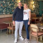 Zeta Douka Instagram - 24 ώρες στην Κάρπαθο! Ένα ταξίδι- αστραπή για καλό σκοπό, αφού έγινε κατόπιν πρωτοβουλίας και πρόσκλησης του συλλόγου γονέων του Γυμνασίου Πηγαδίων Καρπάθου στην @anasa.com.gr , προκειμένου να πραγματοποιηθεί εκδήλωση πρόληψης και ενημέρωσης στους μαθητές/ εκπαιδευτικούς/γονείς για τις Διαταραχές Πρόσληψης Τροφής. Ταξιδέψαμε λοιπόν , παρέα με δυο μέλη της κλινικής ομάδας του Κέντρου Ημερας Ανασα , την ψυχολόγο Χρύσα Δασκαλάκη και την διατροφολόγο Ραφαέλα Μακρή για να συναντήσουμε τα απίθανα παιδιά του Γυμνασίου και του Δημοτικού Σχολείου και τους καταπληκτικούς γονείς και δασκάλους τους και να γίνουμε εν τελει όλοι μια μεγάλη, ζωηρή και γεμάτη όρεξη για επικοινωνία παρέα. Δεν θα σας πω πόσο εντυπωσιάστηκα από το νησί, γιατί δεν πρόλαβα να το δω ( σχεδιάζω να το κάνω μέσα στον Ιούλιο και να διαμείνω και πάλι στο καταπληκτικό @arcusluxurysuiteskarpathos του Γιάννη Παπαγιάννη). Εντυπωσιάστηκα όμως από την ευγένεια , τη γενναιοδωρία και το νοιάξιμο για προσφορά των ανθρώπων στον τόπο τους. Ιδιαιτέρως των δραστήριων και αεικίνητων γυναικών (γονέων, εκπαιδευτικών , της Παιδιάτρου του νησιού) που ενδιαφέρονται επί της ουσίας για τα παιδιά και διαρκώς γυρεύουν να τους προσφέρουν περισσότερη γνώση και ερεθίσματα. Συγκινήθηκα και δε σταμάτησα να τις συγχαίρω! Εις το επανιδείν λοιπόν. Έχουμε να κάνουμε πολλά μαζί στο μέλλον 😜 #anasa #ngo #eatingdisorders #awareness #karpathos