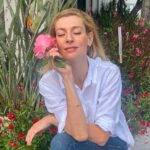 Zeta Douka Instagram - Hello February! 🌸🌸🌸 Λουλούδια και χαμόγελα γύρω μας και μέσα μας…🌸🌸🌸 ( Σε πείσμα των όσων συμβαίνουν, των απανωτών χτυπημάτων της ανθρωπιάς και της αλήθειας, του κόσμου που νομίζει ότι ειναι άτρωτος και στο κέντρο του σύμπαντος…) #february #newmonth #positivethinking #benice #bekind