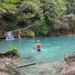 Zeta Douka Instagram - Να κολυμπάς σε καθάρια νερά, με το σώμα και το νου. Να κάνεις καθαρές σκέψεις και να βρίσκεις καθαρούς τρόπους να τις εκφράζεις. Να διεκδικείς καθαρά το δίκιο σου και το δίκιο αυτών που ζητούν την βοήθεια σου για να το εκφράσουν. Να επιμένεις να είσαι καθαρός και έντιμος, ακόμη κι αν παρεξηγείσαι από πολλούς. Αυτοί σίγουρα δεν είναι, όχι απαραίτητα από πρόθεση αλλά από αδυναμία και άγνοια. Να είσαι μεγαλόψυχος και να συγχωρείς όταν δεν θα σε πονάει πια η μικροψυχία . Αυτό θεωρώ φώτιση. Όλα τα άλλα είναι συμβάσεις.. #clarity #light #followthelight