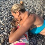 Zeta Douka Instagram - Εσύ που κάποιον φρόντισες, μια φίλη, ένα κατοικίδιο, το μικρό σου αδερφάκι σε μια δύσκολη στιγμή. Εσύ που τόσο προσπάθησες και θύμωσες με το σώμα σου που δεν κατάφερε να φέρει στον κόσμο ένα παιδάκι. Εσύ που εκνευρίστηκες με τις ραγάδες της εγκυμοσύνης σου και εσύ που το γάλα τελείωσε νωρίς και αισθάνθηκες ανίκανη να φροντίσεις το βρέφος σου. Εσύ που ζήλεψες την ελευθερία της φίλης σου όταν αυτή ταξίδευε και εσύ έμενες σπίτι με το νεογέννητό σου. Εσύ που φρόντισες τα λουλούδια του γείτονα όσο έλειπε διακοπές. Εσύ που μάζεψες εκείνα τα σκουπιδάκια στην "κρυφή" παραλία που είχες ανακαλύψει εκείνο το καλοκαίρι. Εσύ, ναι εσύ που διαβάζεις αυτό το μήνυμα. Γιορτάζεις σήμερα. Έχεις υπάρξει μητέρα πολλές φορές στη ζωή σου. Είτε αυτή η μητρότητα σου άφησε σημάδια στο σώμα σου είτε όχι, σήμερα γιορτάζεις. Χρόνια πολλά μαμά! ( Από την ανάρτηση @anasa.com.gr ) #MothersDay #weareallmothers