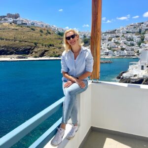 Zeta Douka Instagram - Χρόνια πολλά σε όλους! 
Ανάσταση στην καρδιά και τα μυαλά μας 🙏🏻🦋

#easter #astypalaia #family #friends