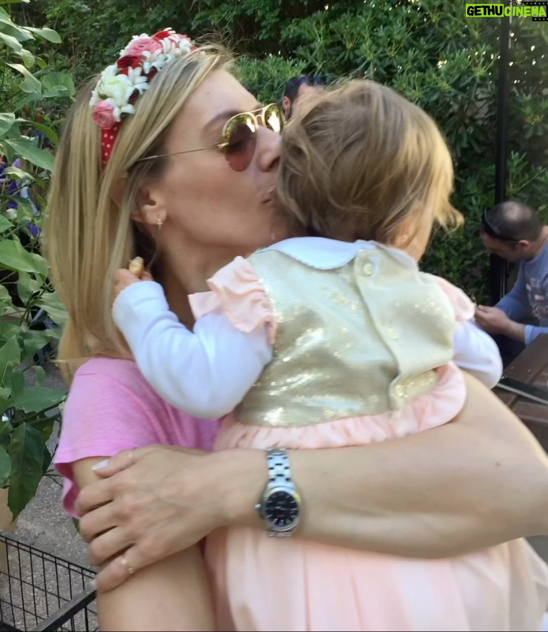 Zeta Douka Instagram - Ολος ο κόσμος στα μάτια σου. Ολος ο κόσμος στα χέρια σου. Είσαι ο κόσμος που πιστεύω, ελπίζω κι αγαπώ. Είσαι ενας κόσμος γεμάτος αγάπη. Μικρό (μεγάλο) κοριτσάκι μου, να σε χαιρόμαστε ❤️ ( Το τραγούδι του βίντεο ήταν το μουσικό θέμα της στιγμής της γέννησης σου και πάντα θα μου θυμίζει την πρώτη μας αγκαλιά, μετά από 26 ωρες τοκετό..) #happybirthday #birthdaygirl #thalia #thatsamore